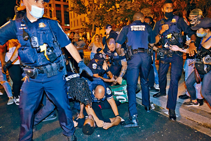 ■反對特朗普連任的示威者，周四晚在華盛頓與警察發生衝突。