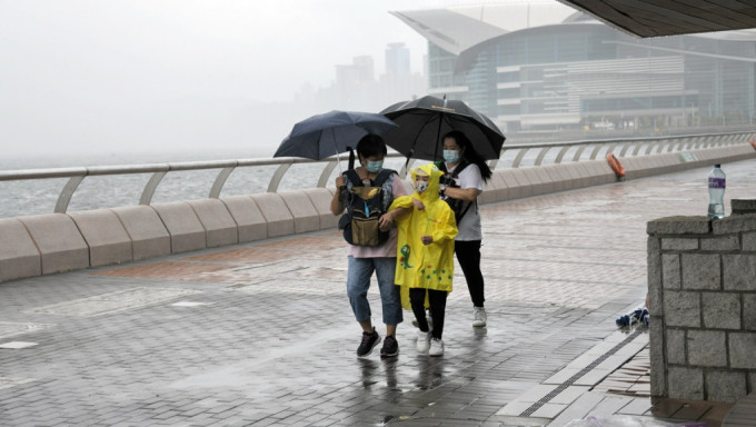 骤雨正影响南海北部及广东沿岸。资料图片