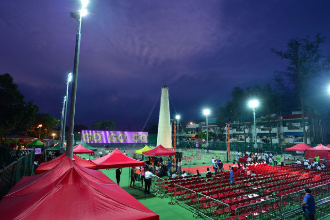 長洲一年一度的太平清醮壓軸戲碼搶包山比賽，將於凌晨在北帝廟外足球場舉行。郭顯熙攝