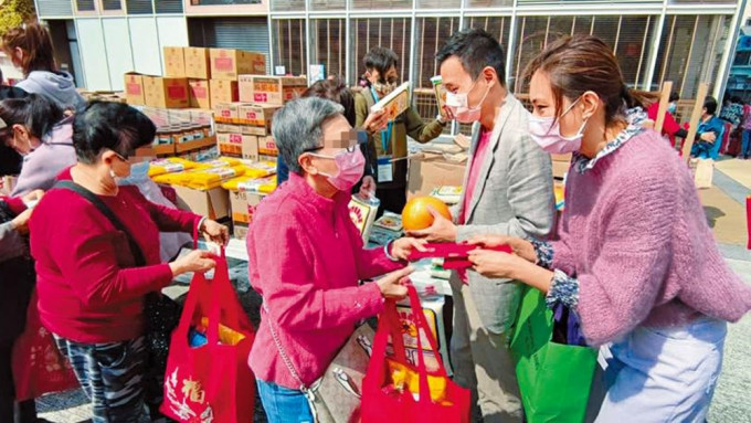 藝人朱慧敏和丈夫陳良貴醫生，年初二向低收入家庭派發糧食和利是。