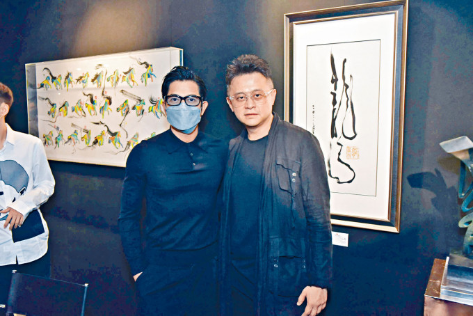 ■城城与艺术家好友马兴文合作创作「龙马」画作。