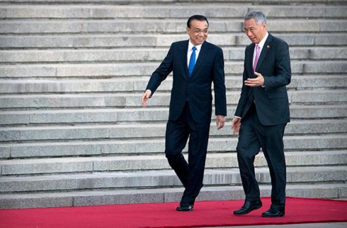李显龙多次访华，与中国几代领导人关系良好。