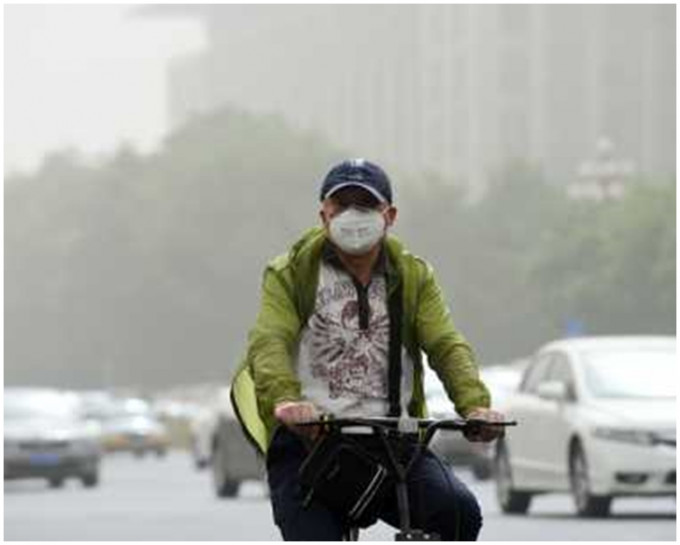 北京空气品质达到重度污染级别。新华社图片