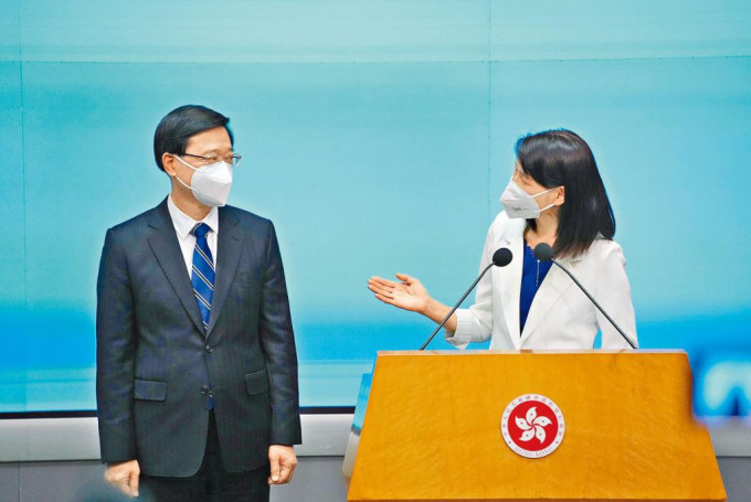 叶文娟表示，希望用三十五年的公共行政经验，协助李家超有效施政。