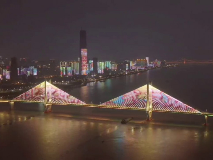 近日，武漢推出全新江灘燈光秀，主題為「英雄的城市，英雄的人民」。(網圖)