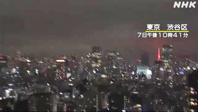 日本東京建築物猛烈搖晃。NHK截圖