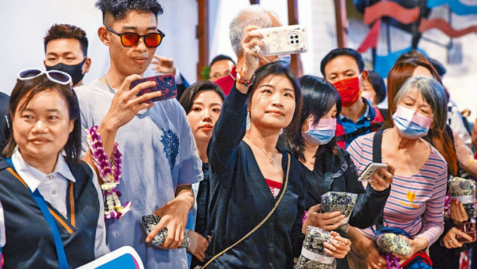 首批中国出境旅游团，前天抵达泰国曼谷廊曼国际机场。