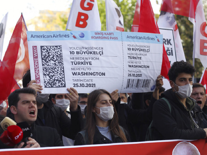 土耳其首都安卡拉周一有民众到美国驻土耳其大使馆示威，抗议多个干涉土耳其的内政。 （美联社）
