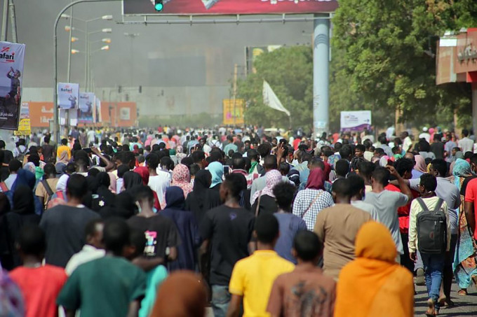 苏丹大批民众上街，结果爆发冲突，造成伤亡。AP图片