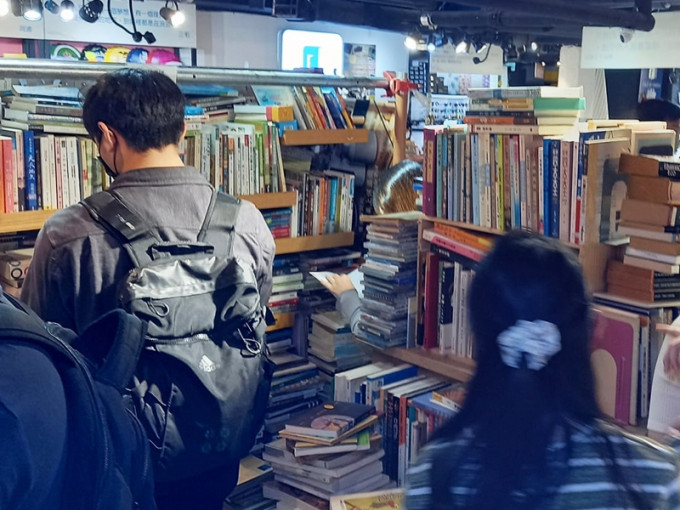 主张二手书自由定价的「偏见书房」，日前遇上自称小学教师的女顾客提出以100元购买13本英文书，被拒后不满离开，事件引起网上热议。FB图片