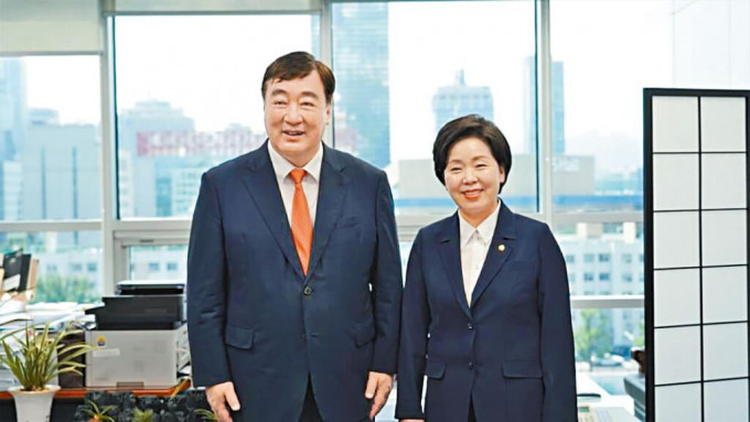 中國駐韓大使邢海明（左）與南韓主管半導體業務的官員梁香子會面。