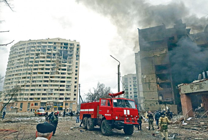 俄軍周四轟炸烏克蘭東北部切爾尼戈夫市中心後，消防員趕來救火。