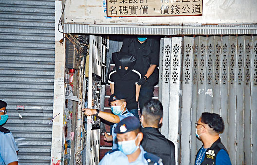■懷疑賭客逃走時墮斃，疑是賭檔男主持遭蒙頭押走。
