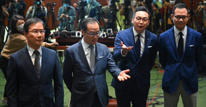 民主派总辞抗议政府按人大决定DQ四名议员，《人民日报》指中央的出手就是香港反对派逼出来。