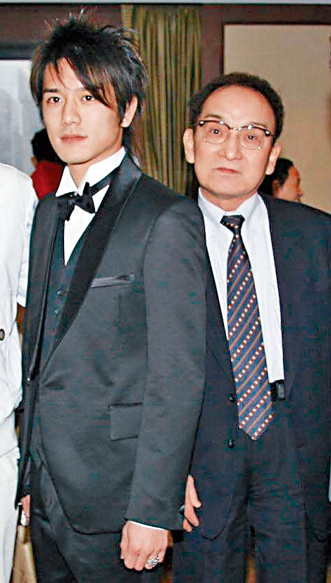 尊尼已故社长Johnny喜多川（右）一直提携泷泽秀明，并让对方登上副社长之位。