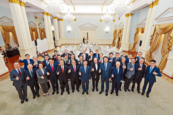 特首顧問團舉行首次會議，行政長官李家超與成員合影。