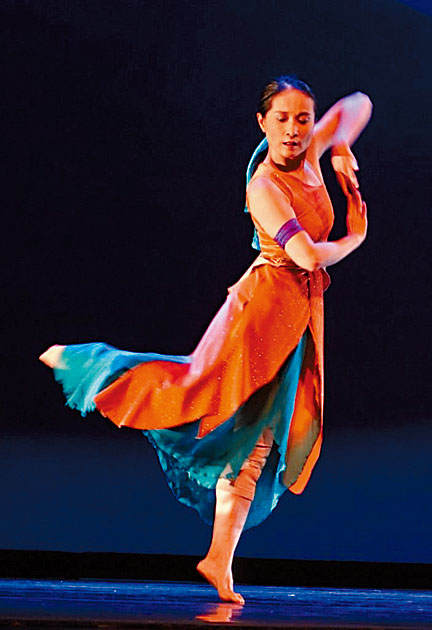 ■陈乃霓在舞蹈中展现亚裔文化。