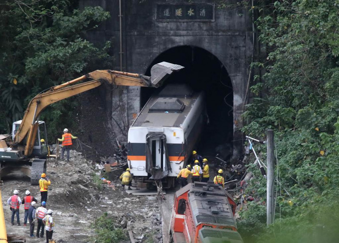 工程人員仍然在清理台鐵列車殘骸。網上圖片