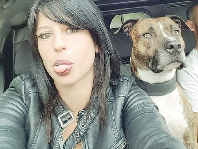 現年29歲伊麗莎是一位愛狗人士，經常在社交網站「臉書」上發佈自己和狗狗的合照。(網圖)