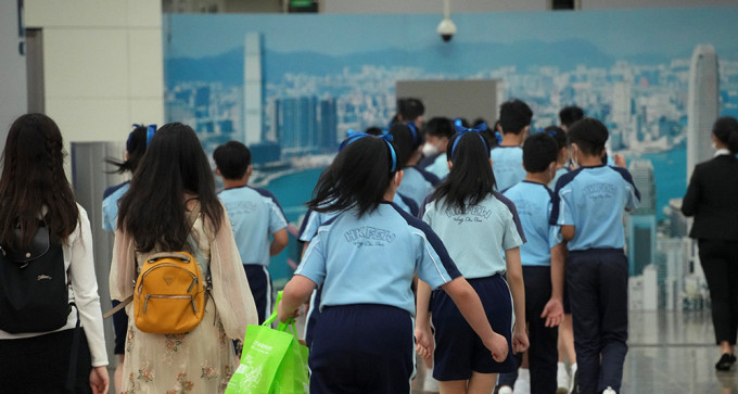 新学期学生需要继续每日做快测。资料图片