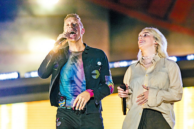 Billie Eilish与Chris Martin演出环保骚，合唱炒热气氛。