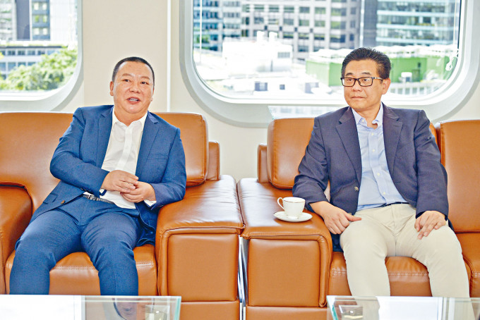 ■董事局主席文壹川（左）表示，香港在發展航天科技產業上擁有優勢。