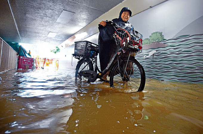 沙田城门河隧道单车径，在风球下一度水浸。 