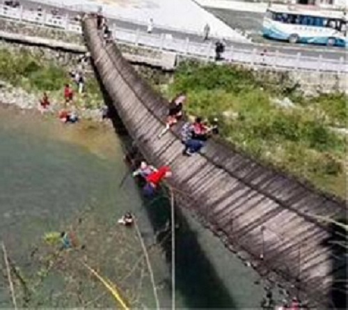 湖北发生吊桥翻覆意外，15人受伤。 网上图片
