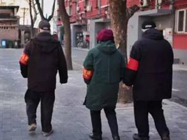 男子持械伤人案发生后，北京当局大为紧张，昨晚9时起启动一级超常防控，动员20万人上街巡逻防控。今早起，更将有70万人组成的防治力量走上街头。 网图