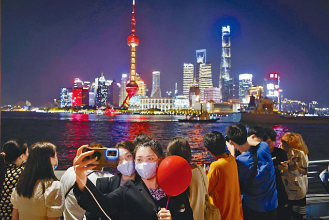 上海相信在疫情緩和下，經濟增長亦會改善，目標百分之五點五以上。