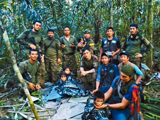 士兵與4名獲救小童上周五在亞馬遜雨林合照。