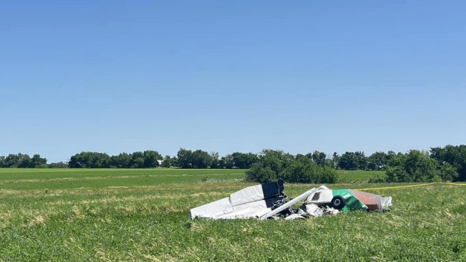 美国密苏里州一架执行跳伞任务的小型飞机坠地全毁。 bates county sheriff\'s Office