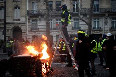 上个月开始的「黄背心」运动令法国各地道路交通受阻，有民众更呼吁法国总统马克龙下台。AP