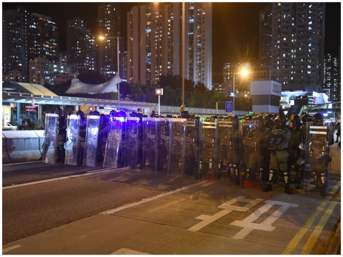 警入夜後在龍翔道推進。