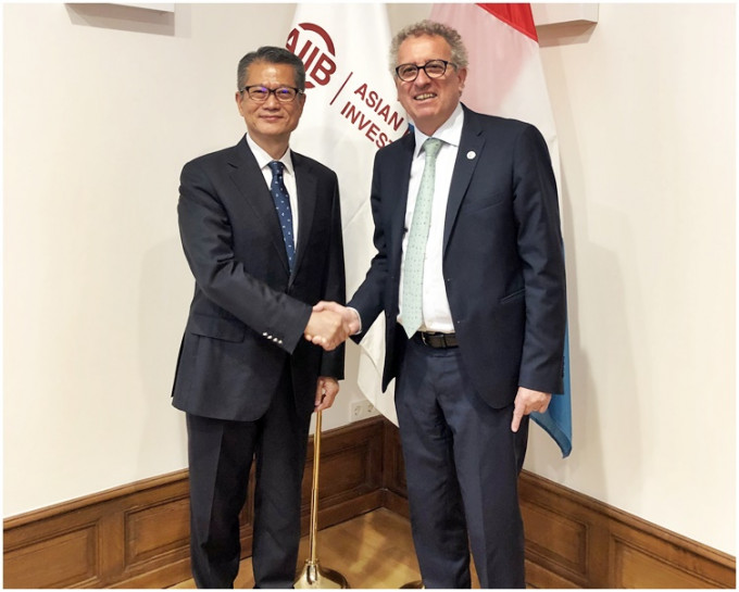 陳茂波（左）與盧森堡財政部長皮埃爾‧格拉美亞會面。