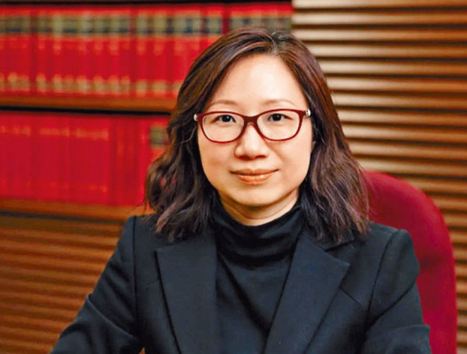 黄瑞红于2002年，成为香港执业大律师。
