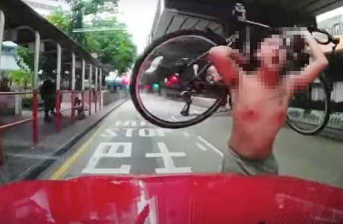一名驾单车男子与的士司机发生争执并举起单车作势要砸向挡风玻璃。网上片段截图