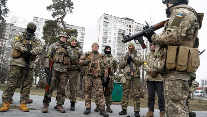 英国传媒报道指有现役英军士兵擅自前往乌克兰助战。路透社图片，非涉事人
