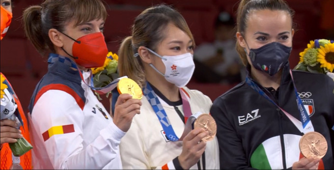 刘慕裳出席东京奥运颁奖礼，领取空手道个人形铜牌。电视截图