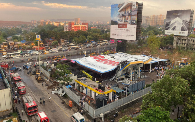 孟买市东部一块巨型广告牌倒塌，压毁旁边的油站。路透社