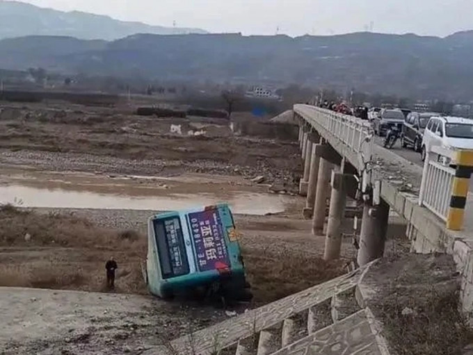 甘肅一輛巴士與救護車相撞後墮橋。（網圖）