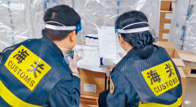上海海关检验首批进口辉瑞新冠治疗药物。