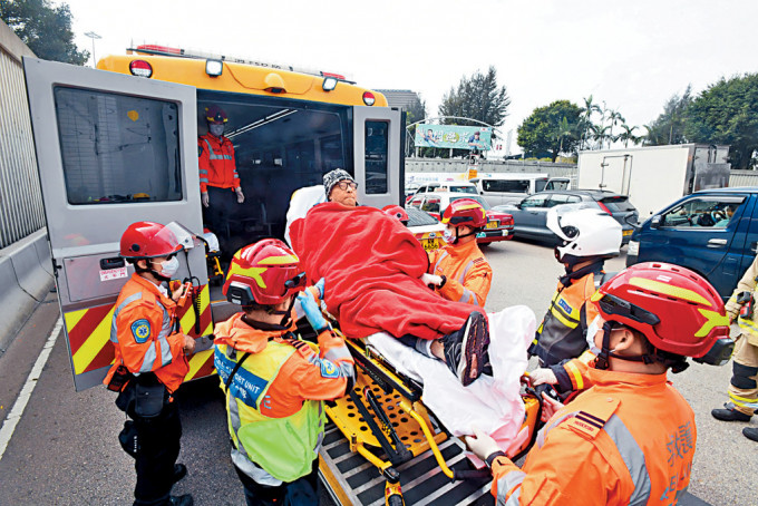 巴士傷者送上救護車再送院治理。