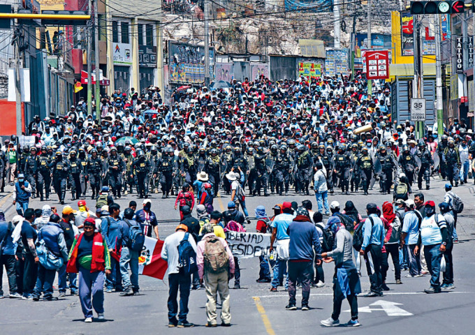 大批警員周三抵達秘魯阿雷基帕市，準備應對示威者。