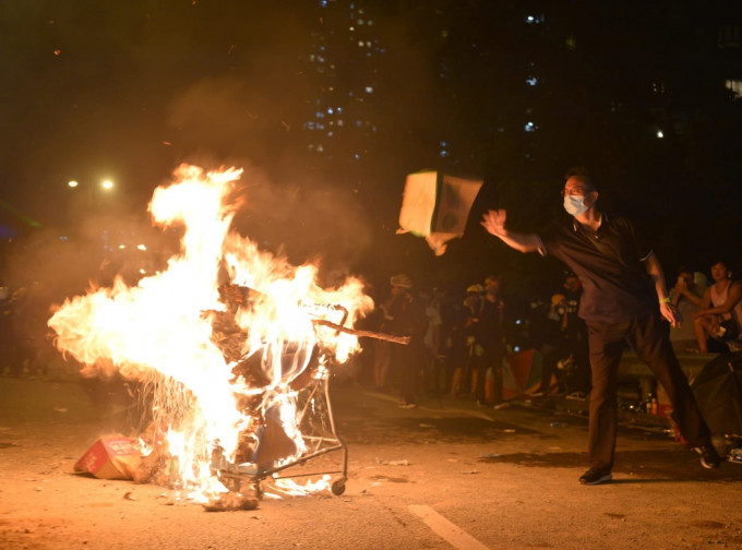 在大埔，有示威者焚燒雜物。