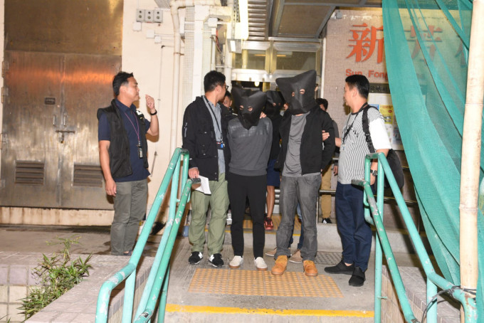 四名男子涉多次在超市偷酒，被警方拘捕。