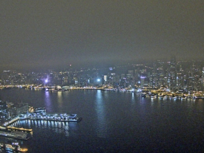 预测今日多云有一两阵微雨。天文台图片