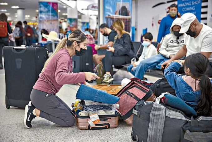 ■美国迈阿密国际机场的乘客在整理行李。