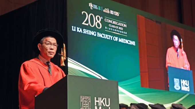 刘泽星在港大医学院𥳜08届毕业礼上，读出致毕业生的家书。