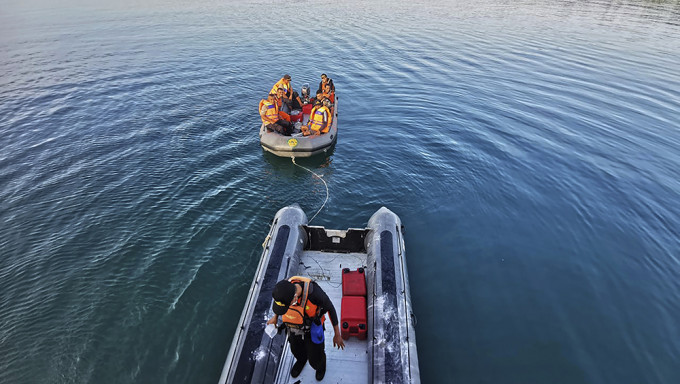 印尼蘇拉威西島一艘超載渡輪沉沒後，救援人員在橡皮船上搜尋倖存者。AP